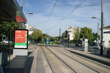 Reims, Fransa - Ekim 06, 2023 Modern elektrikli tramvay Fransa 'nın sembolik bir şehri ve Şampanya' nın başkenti Reims caddelerinde yuvarlanıyor..