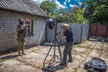 Donbas, Ukrayna - 17 Temmuz 2023 Doğu Cephesi 'nde Ukrayna ordusuyla birlikte savaşan bir kadın askerin portresi..