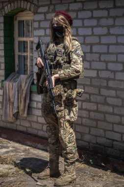Donbas, Ukrayna - 17 Temmuz 2023 Doğu Cephesi 'nde Ukrayna ordusuyla birlikte savaşan bir kadın askerin portresi..