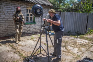 Donbas, Ukrayna - 17 Temmuz 2023 Doğu Cephesi 'nde Ukrayna ordusuyla birlikte savaşan bir kadın askerin portresi..