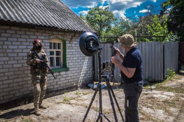 Donbas, Ukrayna - 17 Temmuz 2023 Doğu Cephesi 'nde Ukrayna ordusuyla birlikte savaşan bir kadın askerin portresi..