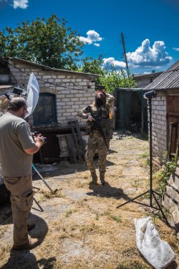 Donbas, Ukrayna - 17 Temmuz 2023 Doğu Cephesi 'nde Ukrayna ordusuyla birlikte savaşan bir kadın askerin portresi..