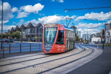 Reims, Fransa - 14 Ekim 2023 Modern elektrikli tramvay Fransa 'nın sembolik bir şehri ve Şampanya' nın başkenti Reims caddelerinde yuvarlanıyor..