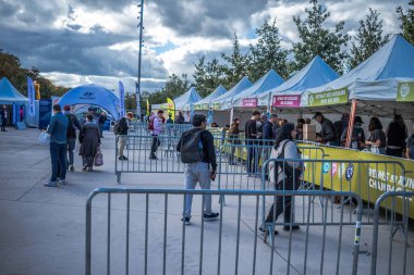 Reims, Fransa - 14 Ekim 2023 Reims Champagne Run. Köyün faaliyetleri spor müsabakalarının organizasyonunun yanı sıra katılımcıların, gönüllülerin ve halkın kabulüyle ilgilidir..
