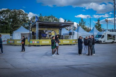 Reims, Fransa - 14 Ekim 2023 Reims Champagne Run. Köyün faaliyetleri spor müsabakalarının organizasyonunun yanı sıra katılımcıların, gönüllülerin ve halkın kabulüyle ilgilidir..