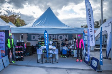 Reims, Fransa - 14 Ekim 2023 Reims Champagne Run. Köyün faaliyetleri spor müsabakalarının organizasyonunun yanı sıra katılımcıların, gönüllülerin ve halkın kabulüyle ilgilidir..
