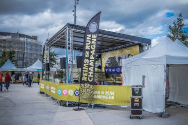 Reims, Fransa - 14 Ekim 2023 Reims Champagne Run. Köyün faaliyetleri spor müsabakalarının organizasyonunun yanı sıra katılımcıların, gönüllülerin ve halkın kabulüyle ilgilidir..