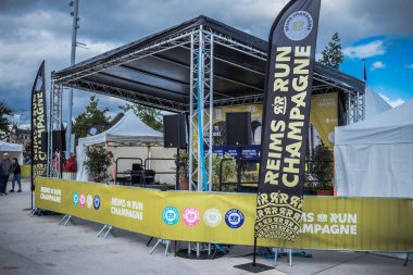 Reims, Fransa - 14 Ekim 2023 Reims Champagne Run. Köyün faaliyetleri spor müsabakalarının organizasyonunun yanı sıra katılımcıların, gönüllülerin ve halkın kabulüyle ilgilidir..