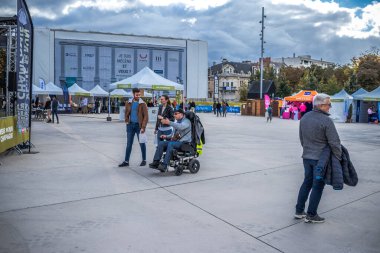 Reims, Fransa - 14 Ekim 2023 Reims Champagne Run. Köyün faaliyetleri spor müsabakalarının organizasyonunun yanı sıra katılımcıların, gönüllülerin ve halkın kabulüyle ilgilidir..