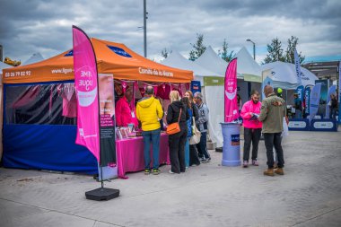 Reims, Fransa - 14 Ekim 2023 Reims Champagne Run. Köyün faaliyetleri spor müsabakalarının organizasyonunun yanı sıra katılımcıların, gönüllülerin ve halkın kabulüyle ilgilidir..