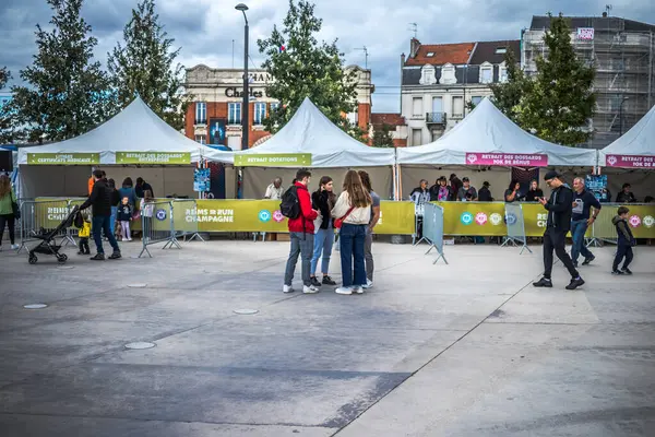 Reims, Fransa - 14 Ekim 2023 Reims Champagne Run. Köyün faaliyetleri spor müsabakalarının organizasyonunun yanı sıra katılımcıların, gönüllülerin ve halkın kabulüyle ilgilidir..