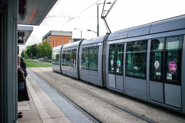 Reims, Fransa - 21 Ekim 2023 Modern elektrikli tramvay Fransa 'nın sembolik bir şehri ve Şampanya' nın başkenti Reims caddelerinde yuvarlanıyor..