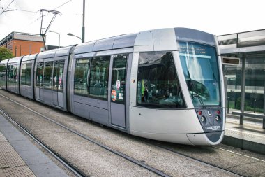 Reims, Fransa - 21 Ekim 2023 Modern elektrikli tramvay Fransa 'nın sembolik bir şehri ve Şampanya' nın başkenti Reims caddelerinde yuvarlanıyor..