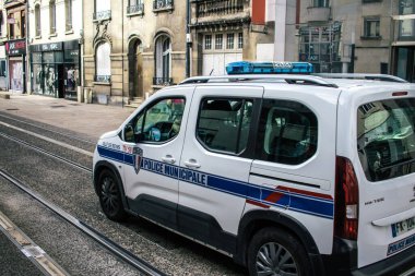 Reims, Fransa - 21 Ekim 2023 Polis arabası Reims caddelerinde devriye geziyor, Fransa 'nın sembolik bir şehri, şehir genelinde güvenlik güçleri var ve vatandaşları koruyor.