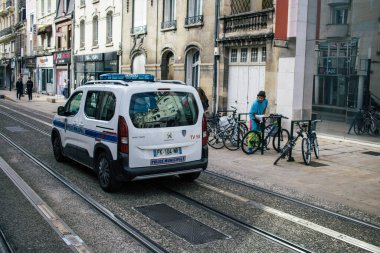 Reims, Fransa - 21 Ekim 2023 Polis arabası Reims caddelerinde devriye geziyor, Fransa 'nın sembolik bir şehri, şehir genelinde güvenlik güçleri var ve vatandaşları koruyor.