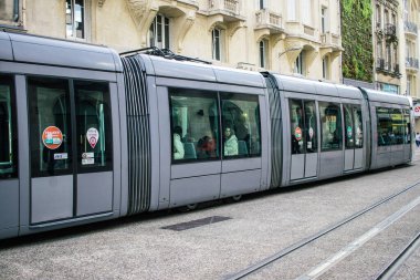 Reims, Fransa - 21 Ekim 2023 Modern elektrikli tramvay Fransa 'nın sembolik bir şehri ve Şampanya' nın başkenti Reims caddelerinde yuvarlanıyor..