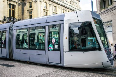 Reims, Fransa - 21 Ekim 2023 Modern elektrikli tramvay Fransa 'nın sembolik bir şehri ve Şampanya' nın başkenti Reims caddelerinde yuvarlanıyor..