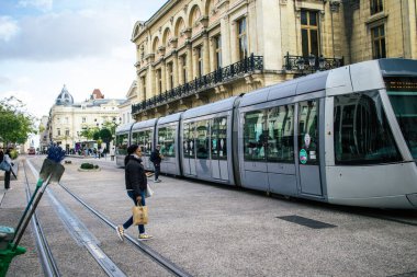 Reims, Fransa - 21 Ekim 2023 Modern elektrikli tramvay Fransa 'nın sembolik bir şehri ve Şampanya' nın başkenti Reims caddelerinde yuvarlanıyor..