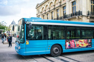 Reims, Fransa - 21 Ekim 2023 Yerel otobüs Fransa 'nın başkenti Reims' de ilerliyor.