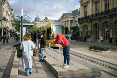 Reims, Fransa - 21 Ekim 2023 Modern elektrikli tramvay Fransa 'nın sembolik bir şehri ve Şampanya' nın başkenti Reims caddelerinde yuvarlanıyor..