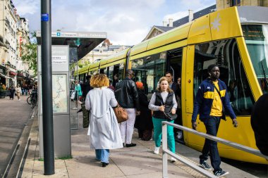 Reims, Fransa - 21 Ekim 2023 Modern elektrikli tramvay Fransa 'nın sembolik bir şehri ve Şampanya' nın başkenti Reims caddelerinde yuvarlanıyor..