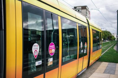 Reims, Fransa - 21 Ekim 2023 Modern elektrikli tramvay Fransa 'nın sembolik bir şehri ve Şampanya' nın başkenti Reims caddelerinde yuvarlanıyor..