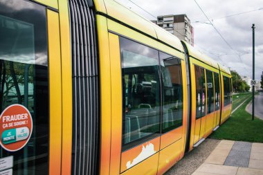 Reims, Fransa - 21 Ekim 2023 Modern elektrikli tramvay Fransa 'nın sembolik bir şehri ve Şampanya' nın başkenti Reims caddelerinde yuvarlanıyor..