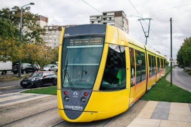 Reims, Fransa - 21 Ekim 2023 Modern elektrikli tramvay Fransa 'nın sembolik bir şehri ve Şampanya' nın başkenti Reims caddelerinde yuvarlanıyor..