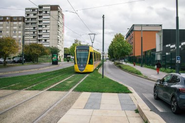 Reims, Fransa - 21 Ekim 2023 Modern elektrikli tramvay Fransa 'nın sembolik bir şehri ve Şampanya' nın başkenti Reims caddelerinde yuvarlanıyor..