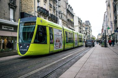 Reims, Fransa - 26 Ekim 2023 Modern elektrikli tramvay Fransa 'nın sembolik bir şehri ve Champagne' in başkenti Reims caddelerinde yuvarlanıyor..