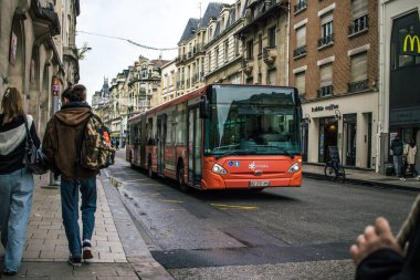 Reims, Fransa - 26 Ekim 2023 Yerel Otobüs Fransa 'nın başkenti Reims' de ilerliyor.