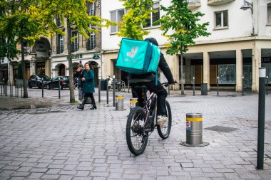 Reims, Fransa - 26 Ekim 2023 Reims caddelerinde bisikletle dolaşan insanlar, sembolik bir şehir ve Fransa 'nın Şampanya başkenti.