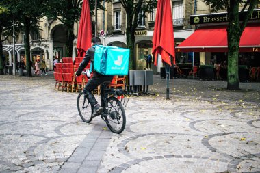 Reims, Fransa - 26 Ekim 2023 Reims caddelerinde bisikletle dolaşan insanlar, sembolik bir şehir ve Fransa 'nın Şampanya başkenti.