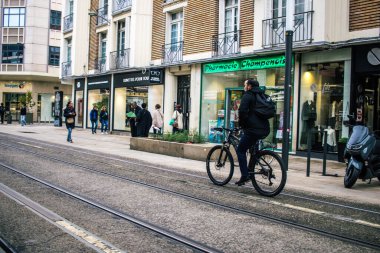 Reims, Fransa - 26 Ekim 2023 Reims caddelerinde bisikletle dolaşan insanlar, sembolik bir şehir ve Fransa 'nın Şampanya başkenti.