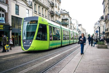 Reims, Fransa - 26 Ekim 2023 Modern elektrikli tramvay Fransa 'nın sembolik bir şehri ve Champagne' in başkenti Reims caddelerinde yuvarlanıyor..