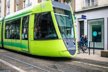 Reims, Fransa - 26 Ekim 2023 Modern elektrikli tramvay Fransa 'nın sembolik bir şehri ve Champagne' in başkenti Reims caddelerinde yuvarlanıyor..