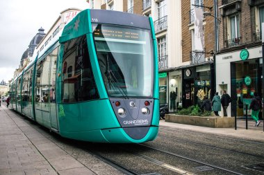 Reims, Fransa - 26 Ekim 2023 Modern elektrikli tramvay Fransa 'nın sembolik bir şehri ve Champagne' in başkenti Reims caddelerinde yuvarlanıyor..