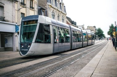 Reims, Fransa - 26 Ekim 2023 Modern elektrikli tramvay Fransa 'nın sembolik bir şehri ve Champagne' in başkenti Reims caddelerinde yuvarlanıyor..