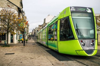 Reims, Fransa - 26 Ekim 2023 Modern elektrikli tramvay Fransa 'nın sembolik bir şehri ve Champagne' in başkenti Reims caddelerinde yuvarlanıyor..