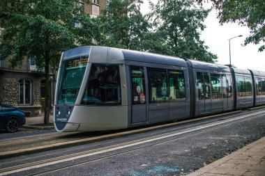 Reims, Fransa - 26 Ekim 2023 Modern elektrikli tramvay Fransa 'nın sembolik bir şehri ve Champagne' in başkenti Reims caddelerinde yuvarlanıyor..