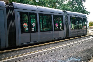 Reims, Fransa - 26 Ekim 2023 Modern elektrikli tramvay Fransa 'nın sembolik bir şehri ve Champagne' in başkenti Reims caddelerinde yuvarlanıyor..