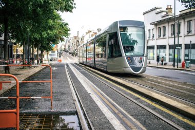 Reims, Fransa - 26 Ekim 2023 Modern elektrikli tramvay Fransa 'nın sembolik bir şehri ve Champagne' in başkenti Reims caddelerinde yuvarlanıyor..