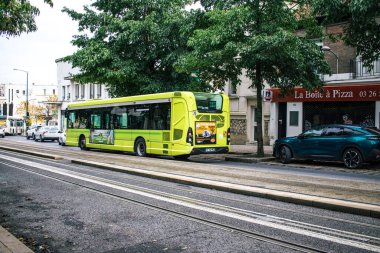 Reims, Fransa - 26 Ekim 2023 Yerel Otobüs Fransa 'nın başkenti Reims' de ilerliyor.