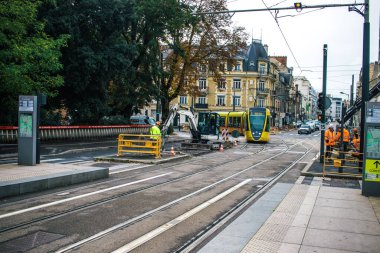 Reims, Fransa - 26 Ekim 2023 Modern elektrikli tramvay Fransa 'nın sembolik bir şehri ve Champagne' in başkenti Reims caddelerinde yuvarlanıyor..