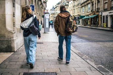 Reims, Fransa - 26 Ekim 2023 Reims caddesinde dolaşan insanlar, sembolik bir şehir ve Fransa 'nın şampanya başkenti