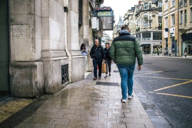 Reims, Fransa - 26 Ekim 2023 Reims caddesinde dolaşan insanlar, sembolik bir şehir ve Fransa 'nın şampanya başkenti