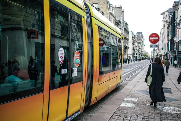 Reims, Fransa - 26 Ekim 2023 Modern elektrikli tramvay Fransa 'nın sembolik bir şehri ve Champagne' in başkenti Reims caddelerinde yuvarlanıyor..