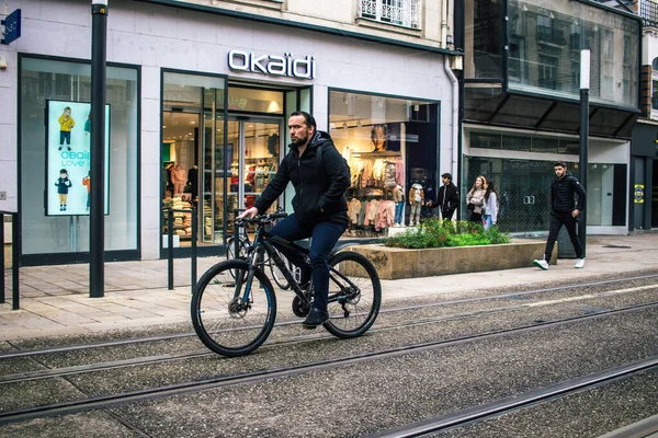 Reims, Fransa - 26 Ekim 2023 Reims caddelerinde bisikletle dolaşan insanlar, sembolik bir şehir ve Fransa 'nın Şampanya başkenti.