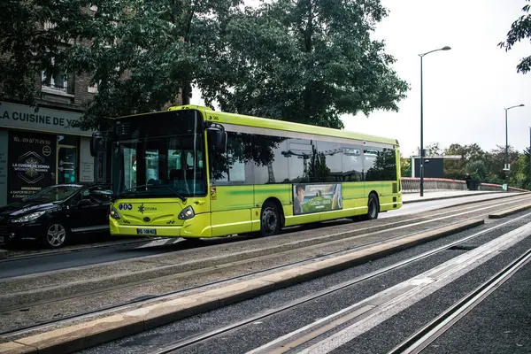 Reims, Fransa - 26 Ekim 2023 Yerel Otobüs Fransa 'nın başkenti Reims' de ilerliyor.