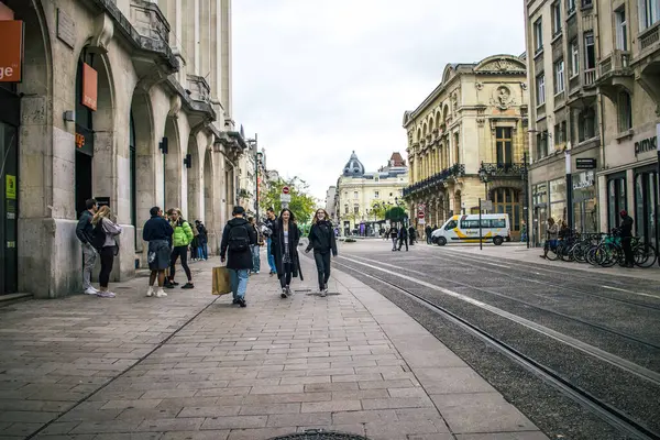 Reims, Fransa - 26 Ekim 2023 Reims caddesinde dolaşan insanlar, sembolik bir şehir ve Fransa 'nın şampanya başkenti